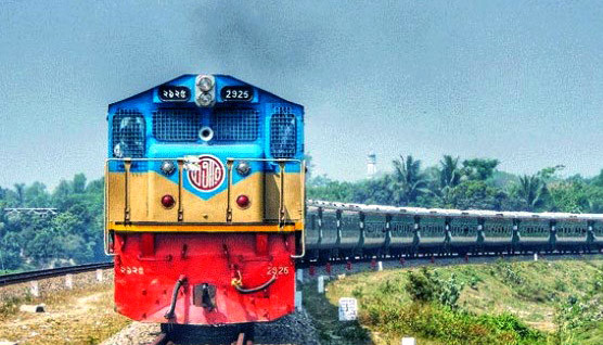 ক্রেনের আঘাতে লাইনচ্যুত, ঢাকার সঙ্গে সারা দেশের ট্রেন চলাচল বন্ধ